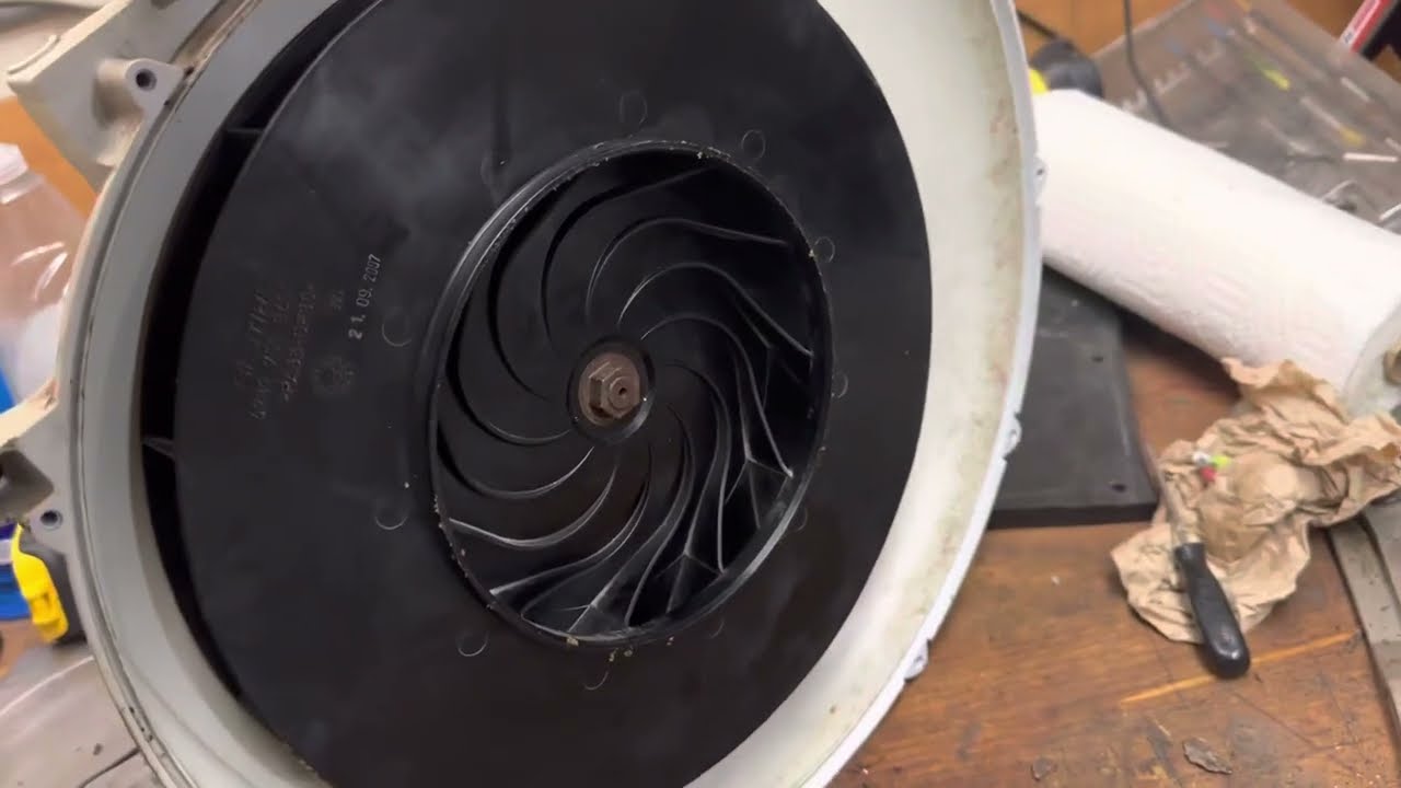 Removing fan from a Stihl BR 550 leaf blower
