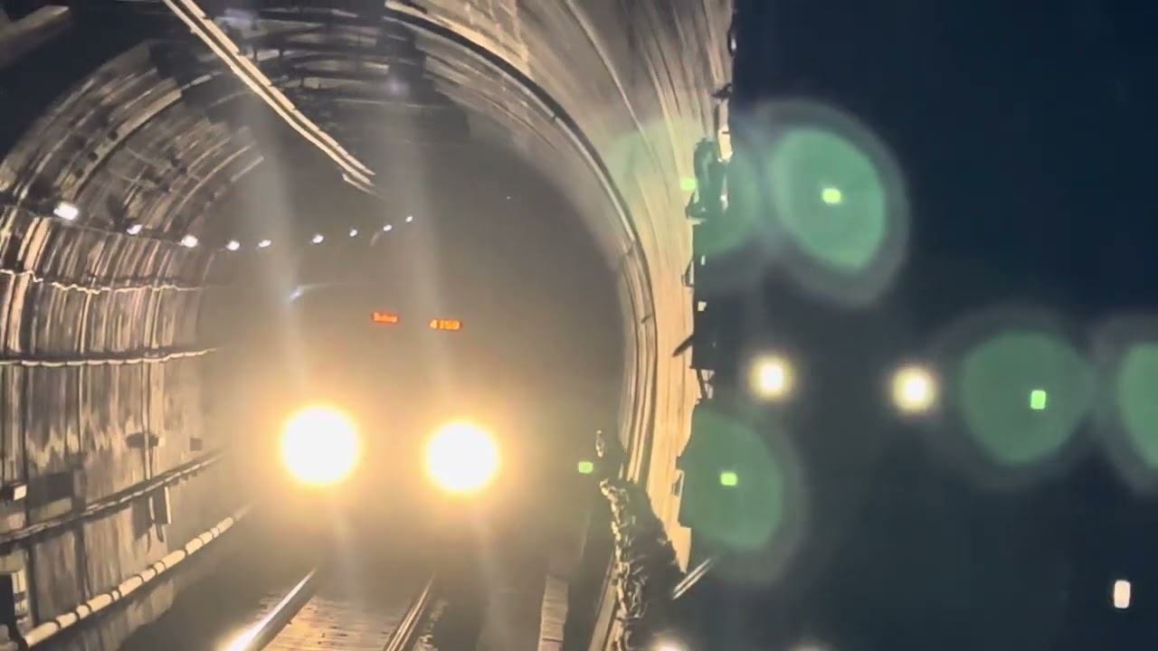 [Retired] Seoul Metro 4000 Series (4x04) arriving at Dongdaemun Station.