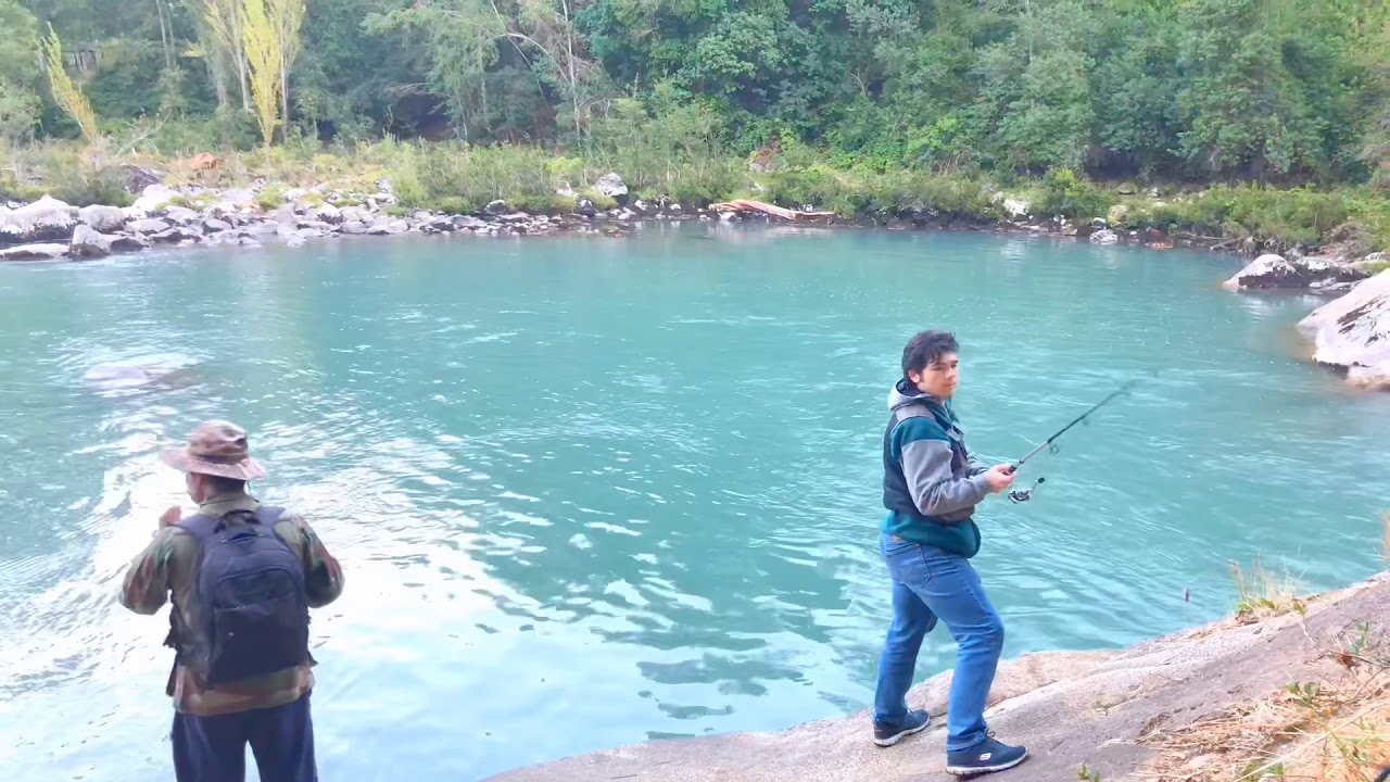 Pescando en Liquiñe