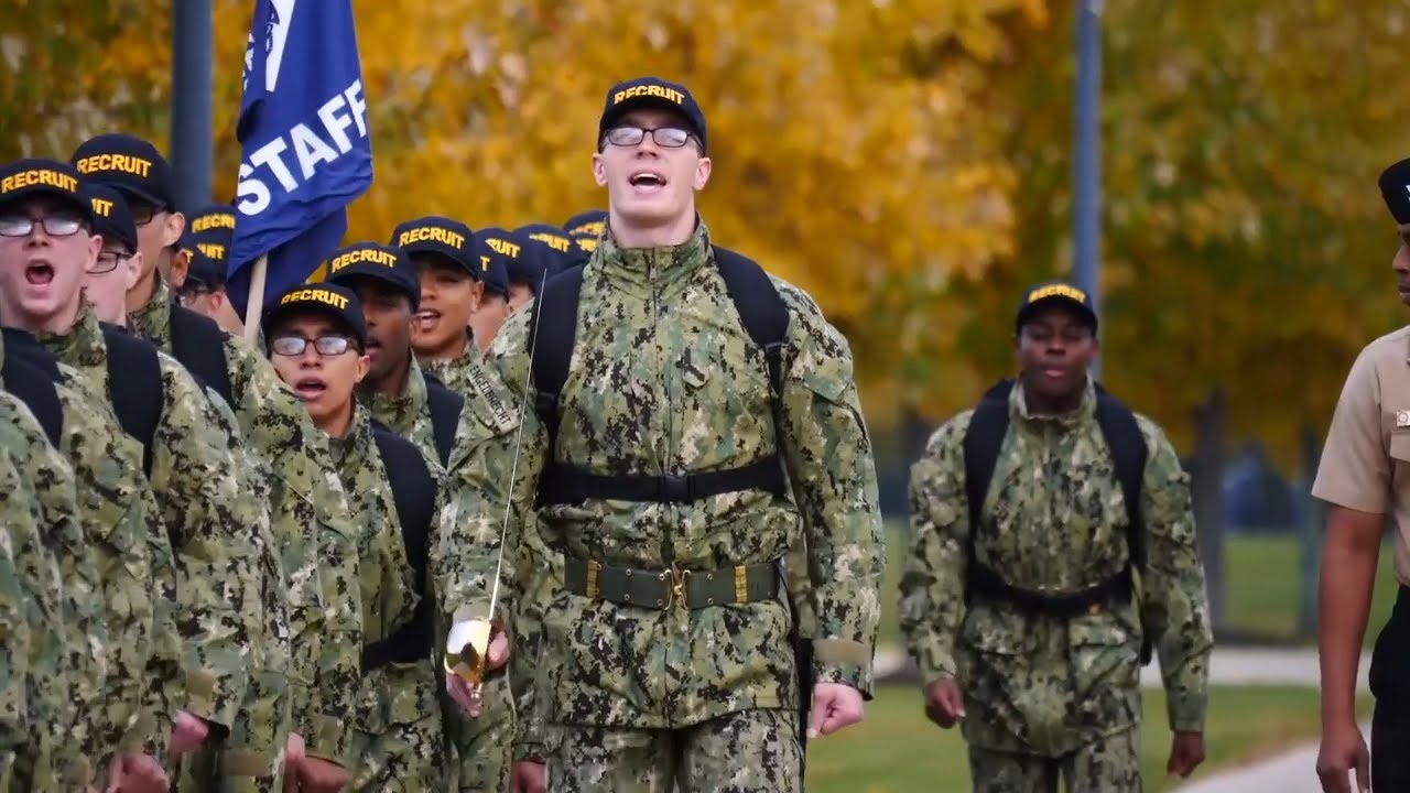 Обучение новых студентов в Военно-морском ROTC
