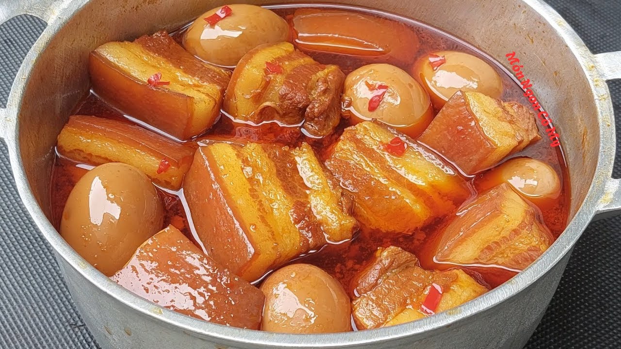 Nấu theo cách này để món thịt kho tàu nước dừa nhanh mềm màu đẹp đơn giản thơm ngon đậm đà