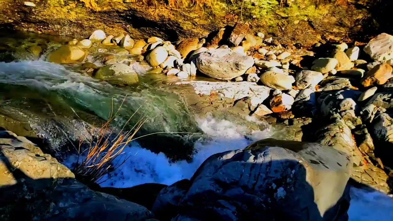 Suono dell'acqua di un torrente per conciliare il sonno, yoga, meditazione. rumore bianco ASMR