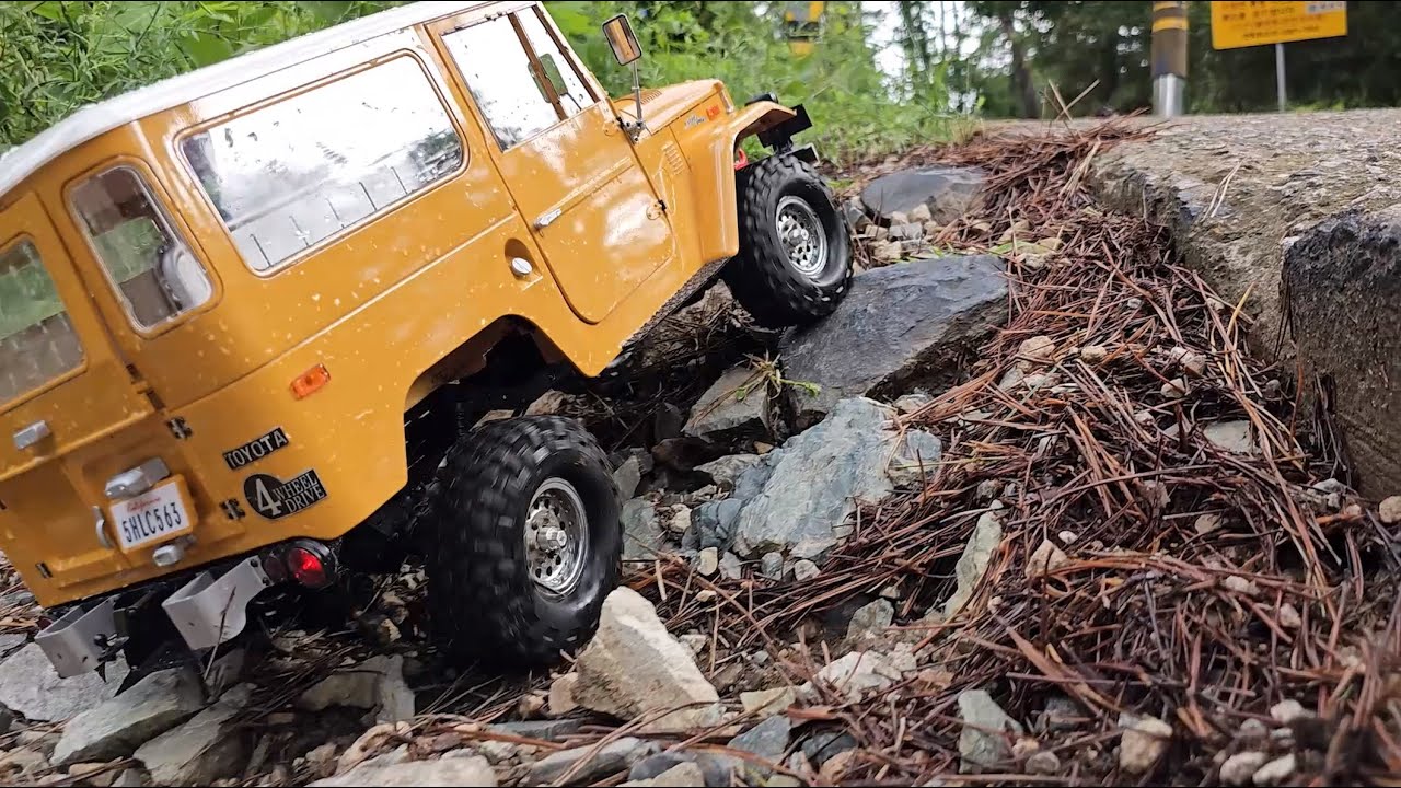 FMS Toyota Land Cruiser FJ40 Off-Road Rock Crawling 2