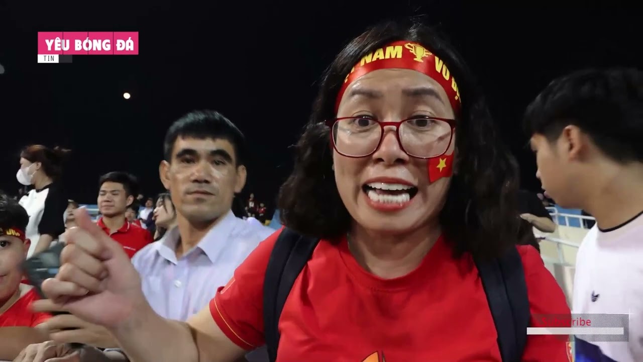 CĐV đ&ograve;i sa thải HLV Philippe Troussier, c&aacute;c cầu thủ thất vọng sau khi thua Indonesia