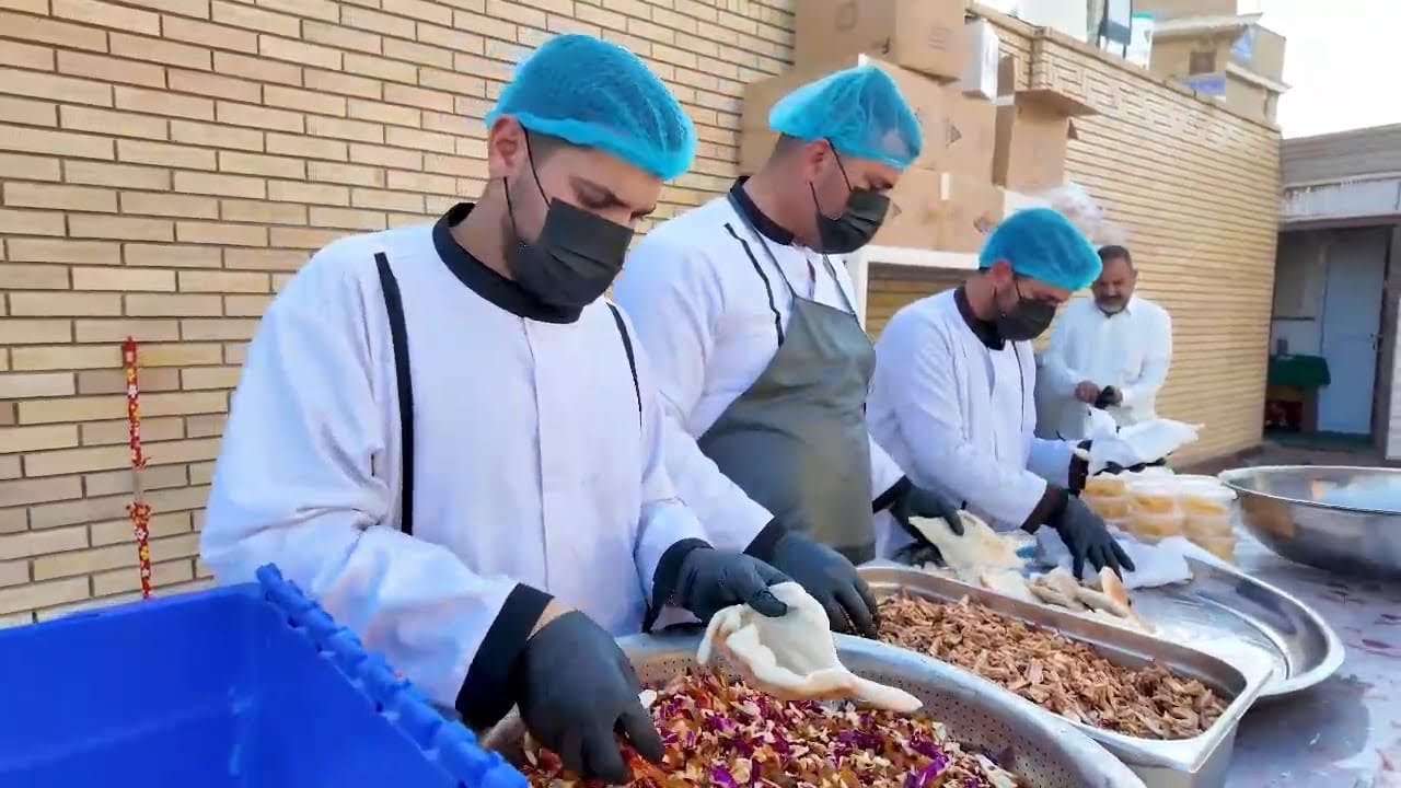 يواصل مضيف آل الصدر الكرام في النجف الأشرف تقديم خدماته للزائرين الكرام من خلال توزيع وجبات الإفطار