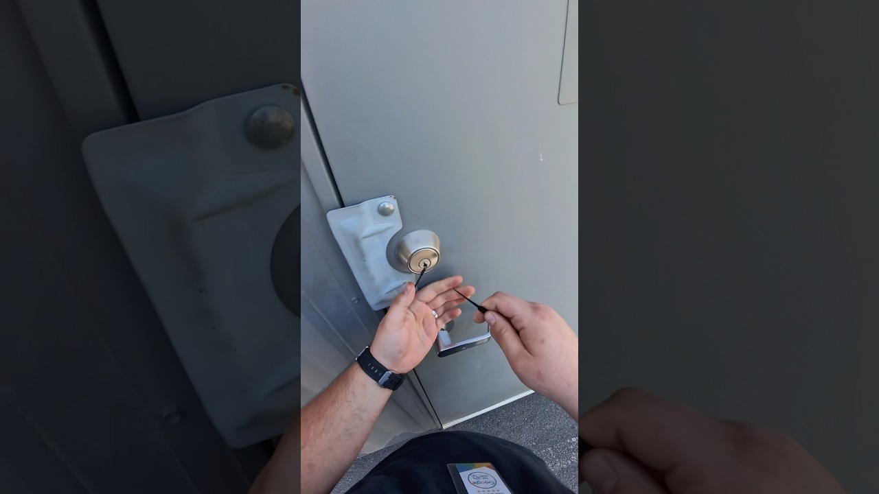 Вскрытие замков в коммерческих помещениях + замена замков 🔑 Обожаю такие работы #слесарь #взломза...