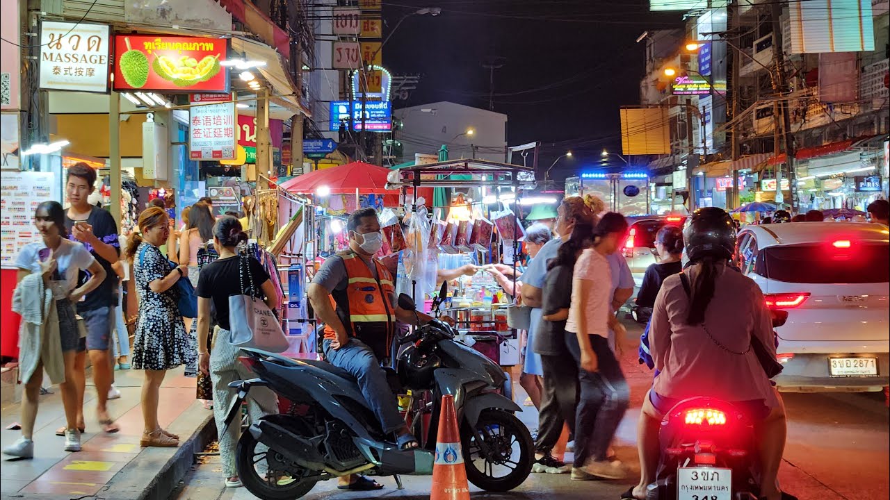 4K 🇹🇭 Walking around Huai Khwang Night Market in Bangkok, Thailand (August 2023)