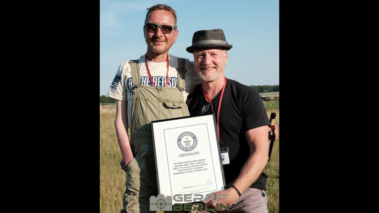 Guinnessbuch Weltrekord Flaggensprung: Stefan Tripke springt mit größter Flagge der Welt Jahr 2021