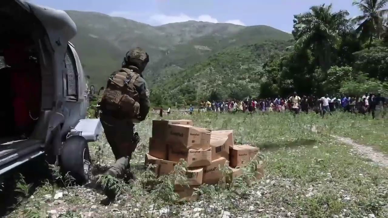 Helicopter Sea Combat Squadron (HSC) 28 Delivers Food To Saint-Louis-du-Sud, Haiti.