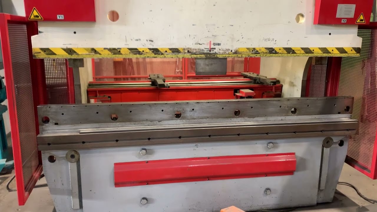 Presse plieuse hydraulique BEYELER PR6 100/2550 - www.retec-machines.com