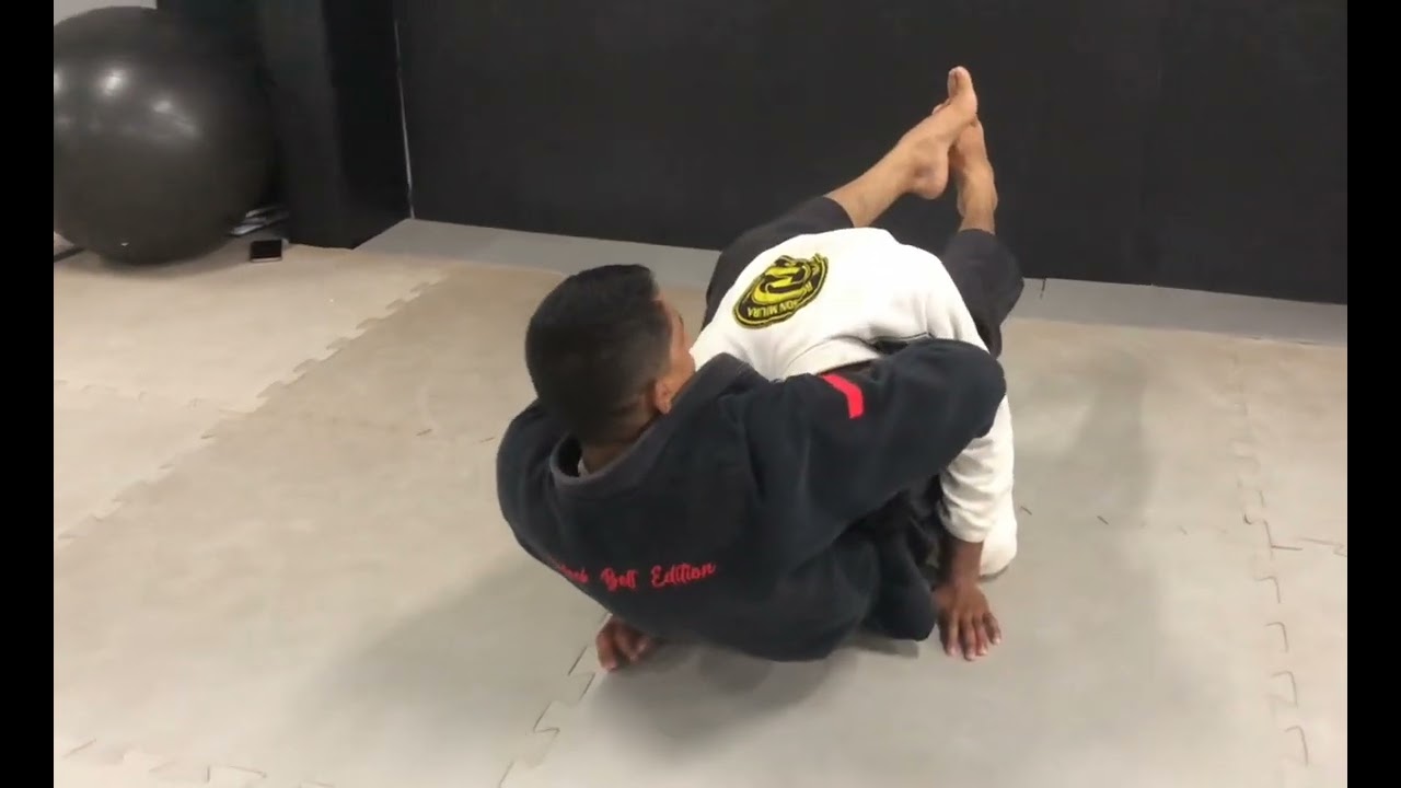 ESTRANGULAMENTO DE GOLA RODADA DA GUARDA FECHADA #bjj #jiujitsu #videos #estrangulamento