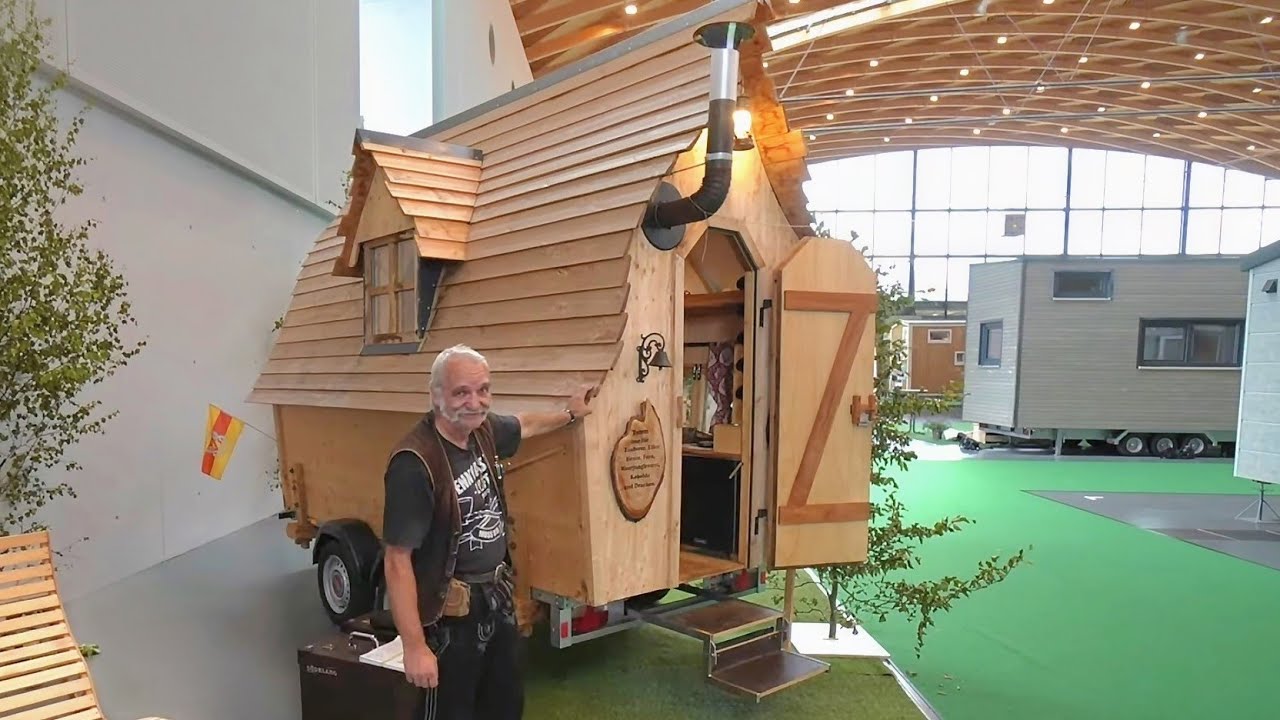 TINY-HOUSE SCHREINER THOMAS (58) BAUT IN 1.000 STUNDEN ECHTEN HEXENHAUS-WOHNWAGEN. #preppy #prepper