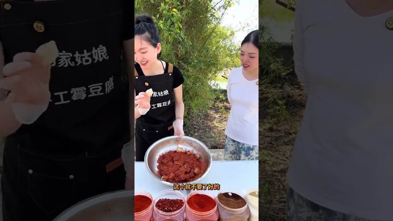 手工霉豆腐 这个漂亮姐姐一过来就揪豆腐，不过这一罐还是被她带回去了#霉豆腐 #豆腐乳 #摆地摊 #下饭菜