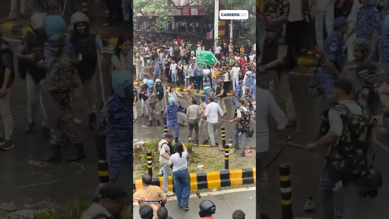 Police Lathi Charge at Jantar Mantar 😱 | Students Paper Leak Protest!