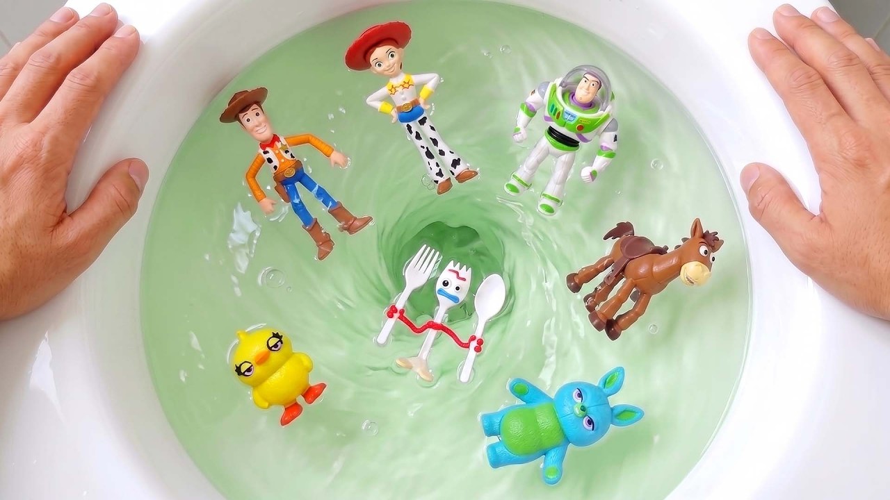 Toy Story hunting adventure | Woody | Jessie | Buzz Lightyear | lotus leaf | in the bathroom