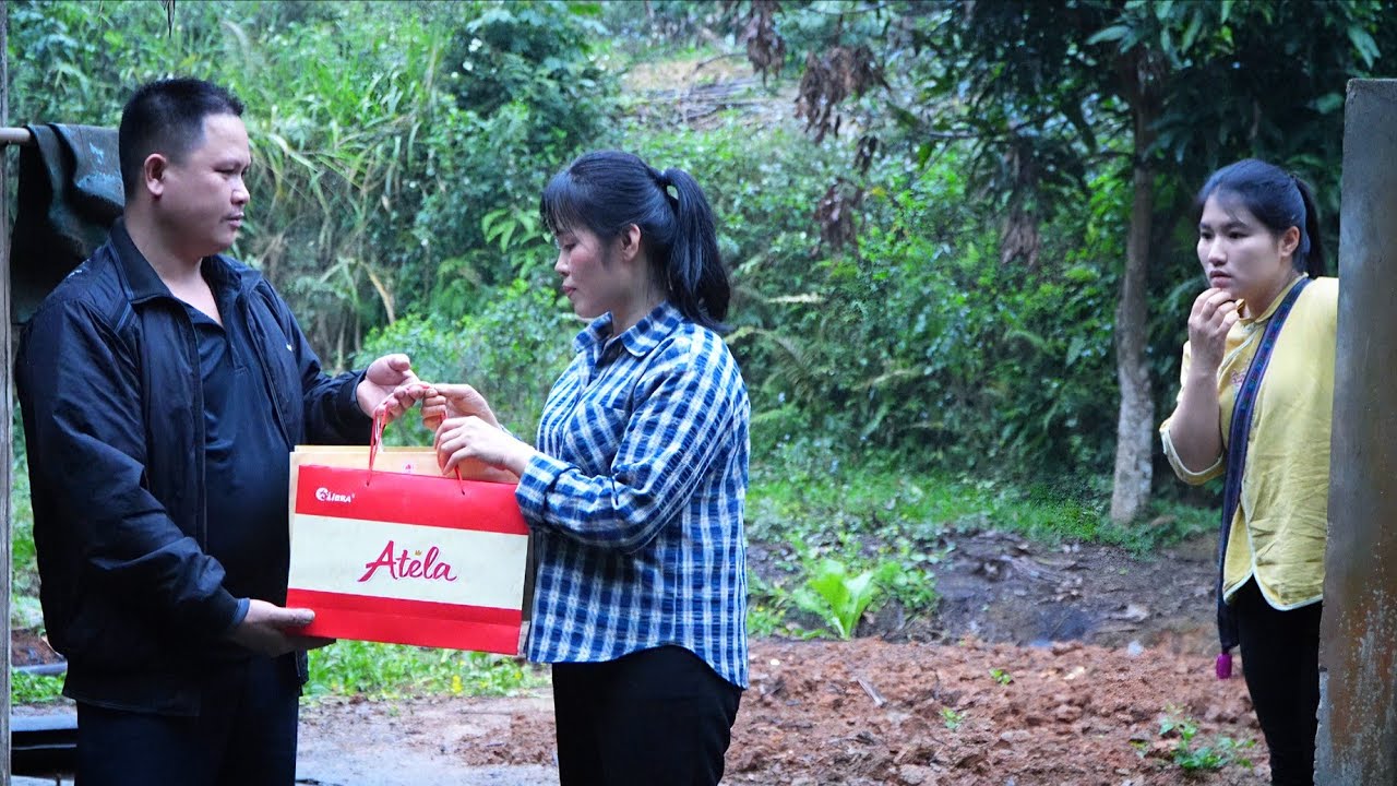 What led the single mother to become homeless? Does Ly Tieu Isa know about this?