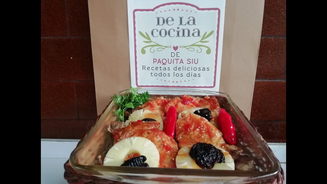 Chuletas de cerdo glaseadas con piña y guindones