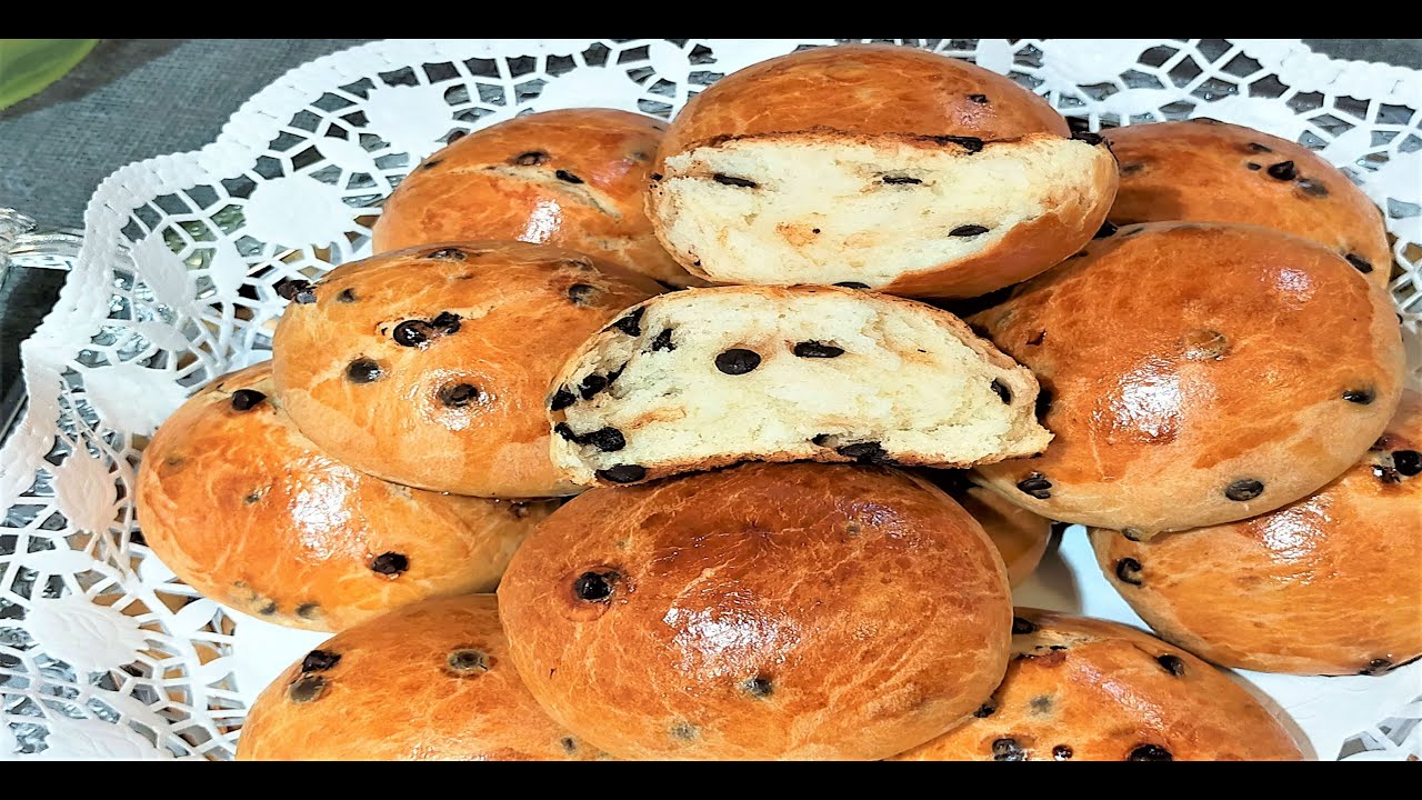 Панировочные бриоши с мягкими и вкусными шоколадными каплями отлично подходят для начала дня.