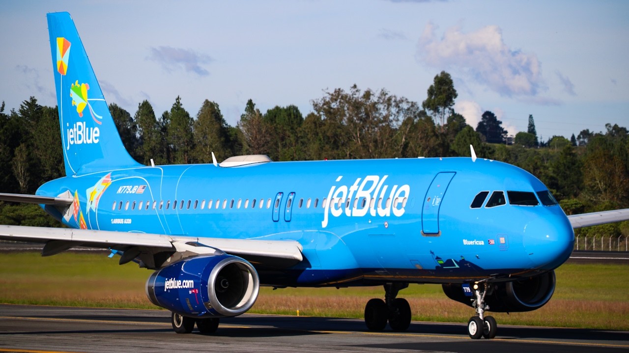 8 MINUTOS DE DESPEGUES, ATERRIZAJES Y RODAJES EN MEDELLÍN JOSE MARIA CORDOVA - B737, A319, A320
