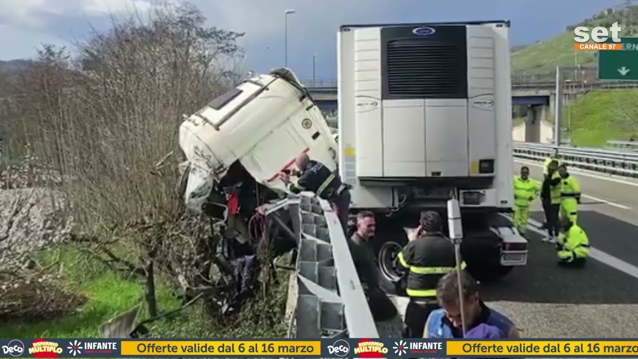 Incidente a Polla, camion finisce contro guard rail: grave l'autista
