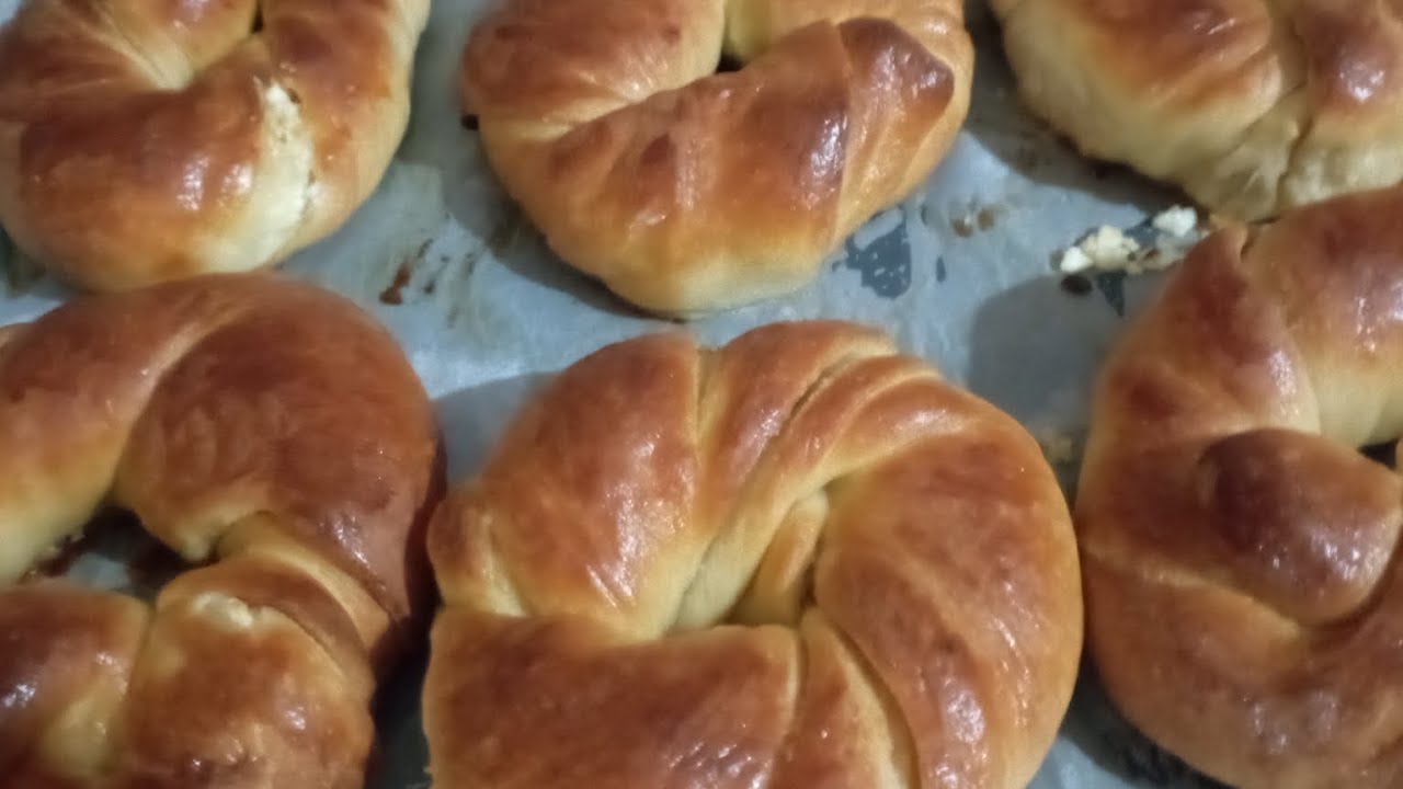 Αφράτα τυροκούλουρα με γέμιση τυρί φέτα!! 