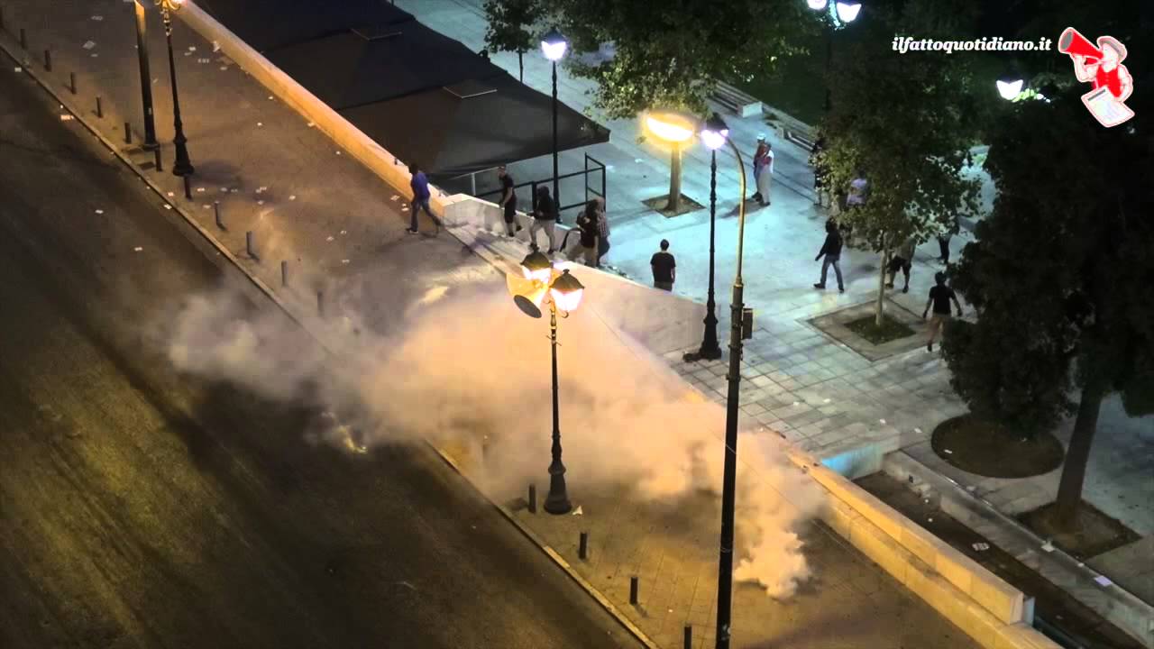 Atene, scontri in piazza. Molotov e lacrimogeni alla manifestazione contro l'accordo