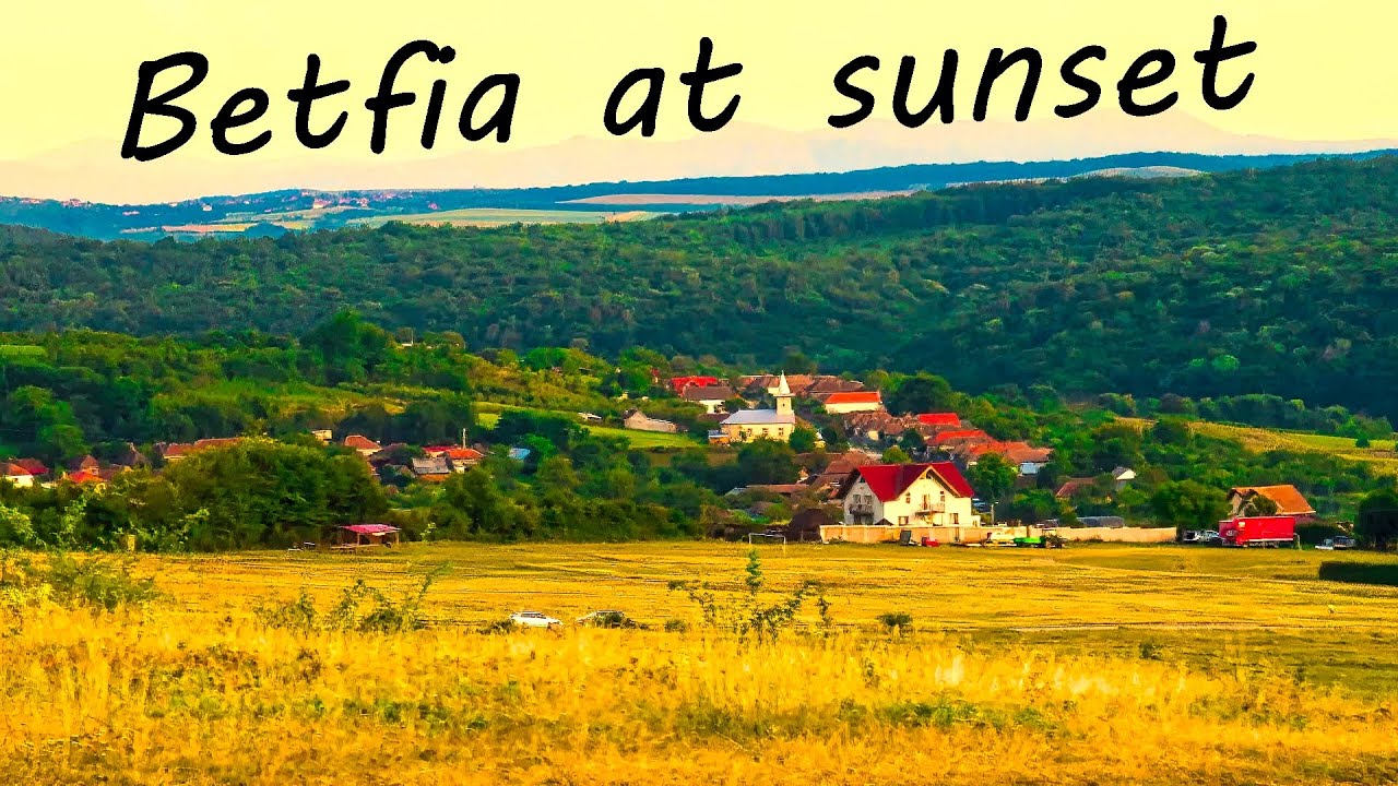 Panorama wsi Betfia i piękne niebo zach&oacute;d słońca nakręcony w 4K