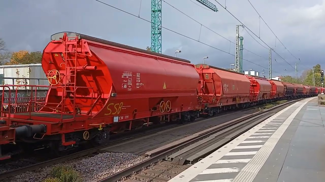 Br 152 105 Durchfahrt mit einem Kalisalzzug in Lüneburg