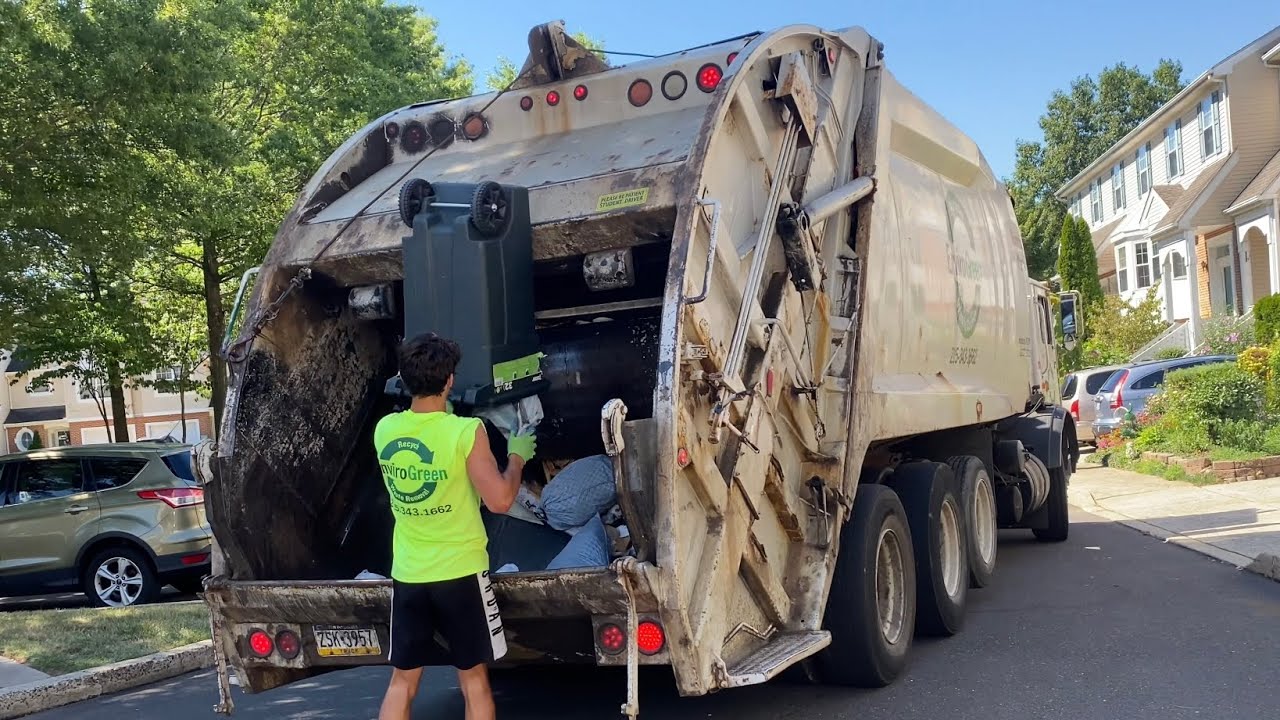 Fast Manual Trash with a Mack MR McNeilus