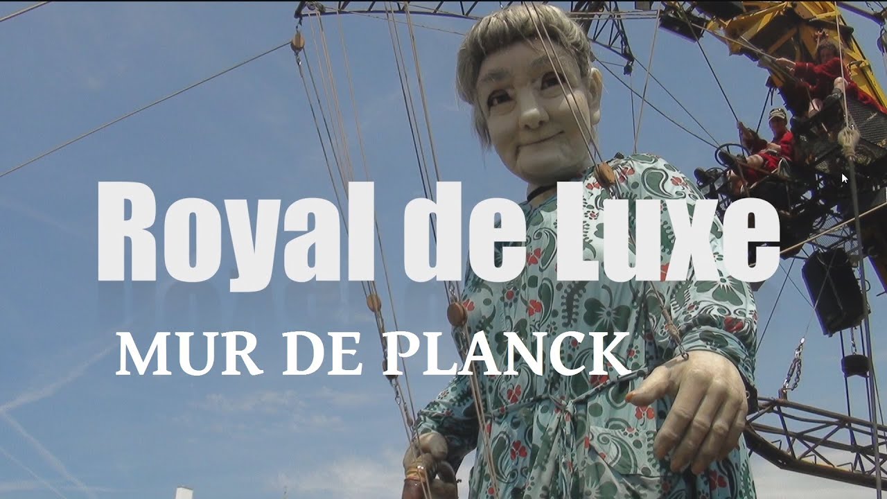 Royal de Luxe - petit géant grand mere quittent Nantes, France, Europe