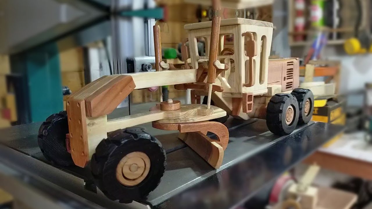 CATERPILLAR GRADER 140 wooden toy