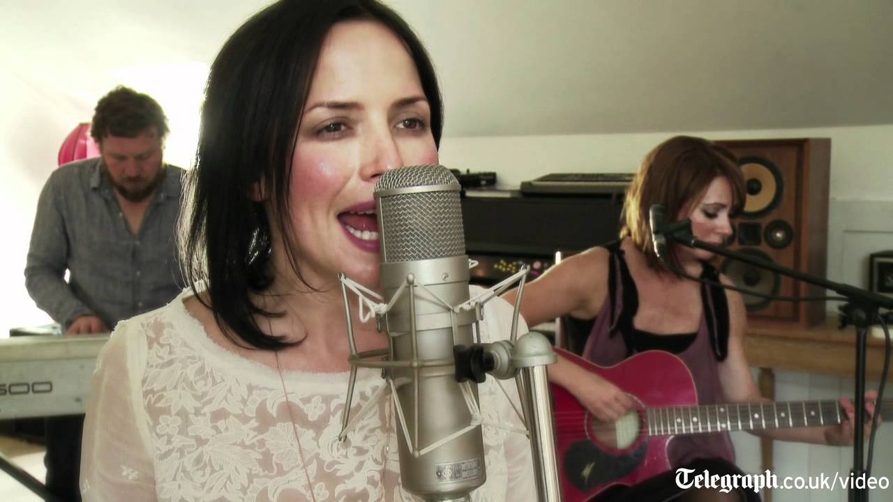 Andrea Corr sings Tinseltown in the Rain