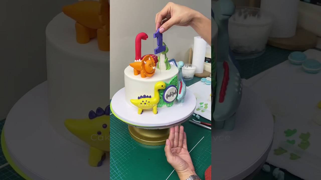Naughty Cake or Dino Themed Cake? Nalilito ako parehas kasi may mahaba. Charot HAHAHA...