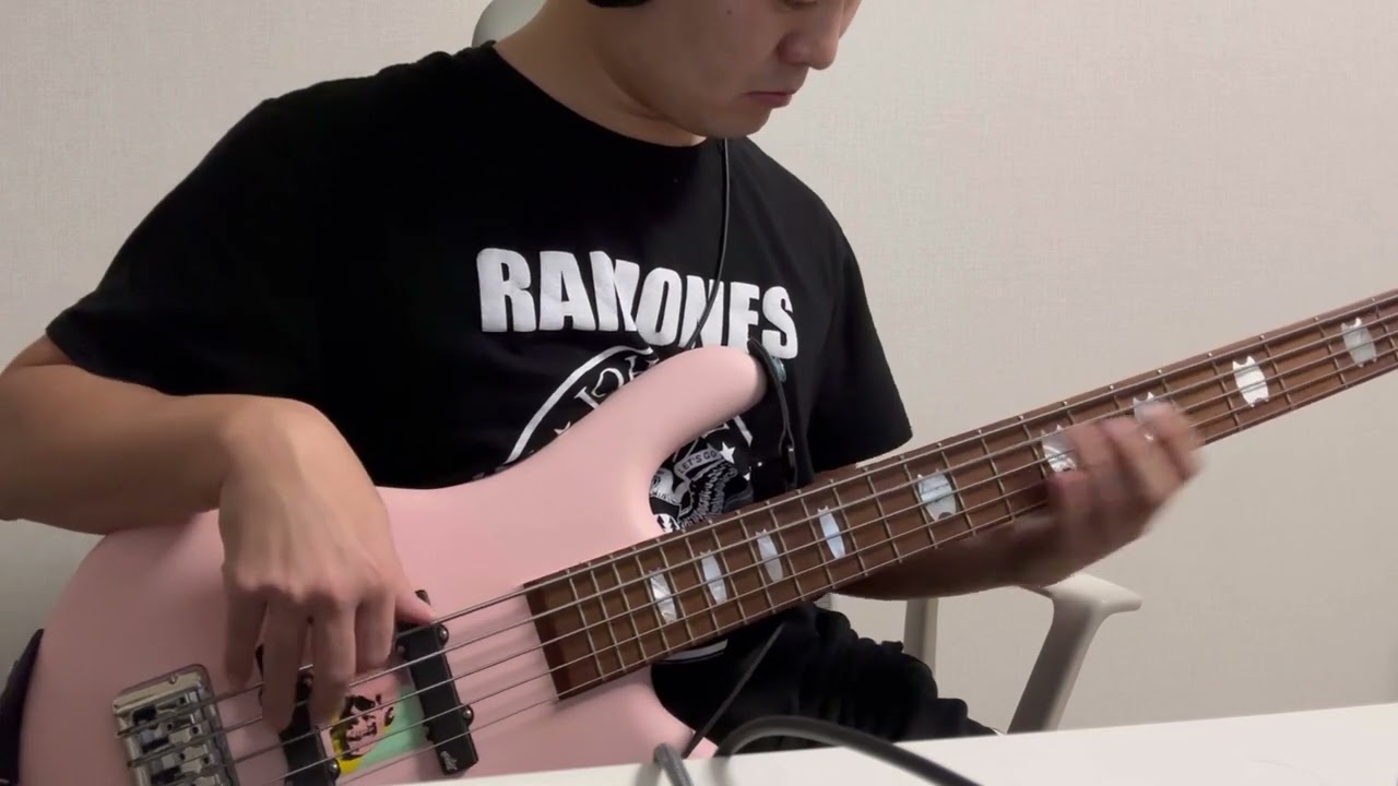 muse - hysteria (bass cover)