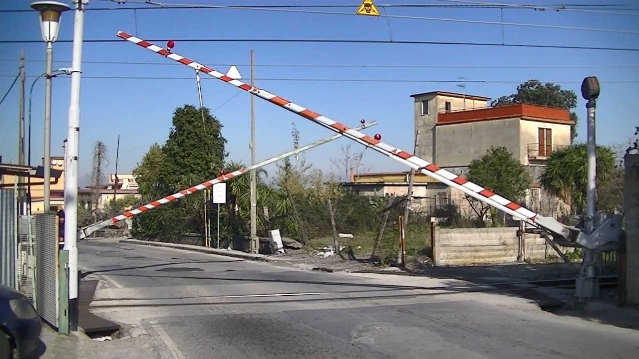 Spoorwegovergang Pollena Trocchia (I) // Railroad crossing // Passaggio a livello
