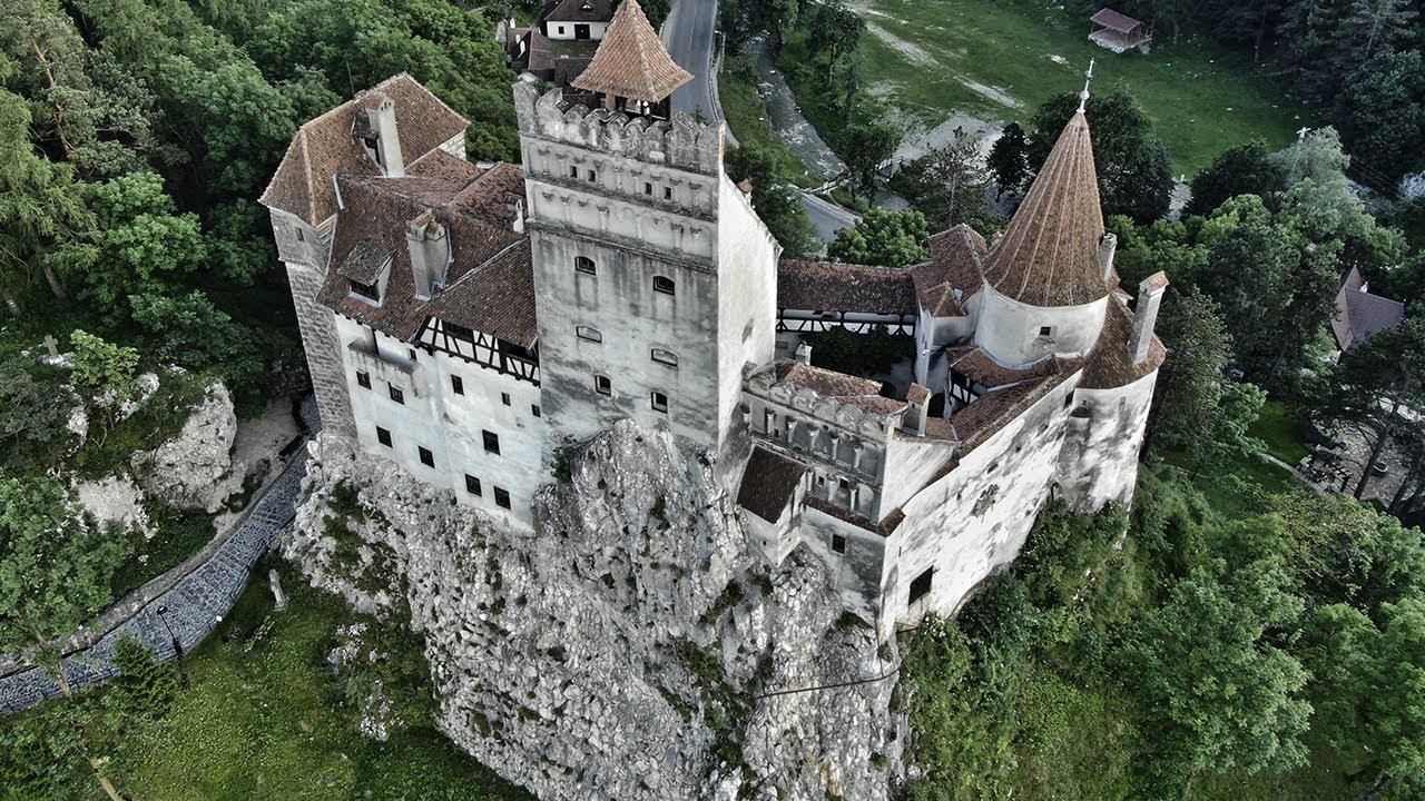 Вот настоящий замок Дракулы в Трансильвании 🧛‍♂️🏰