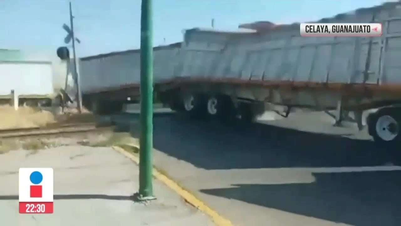 Tren se impacta contra tráiler que trató ganarle el paso en Celaya | Ciro Gómez Leyva