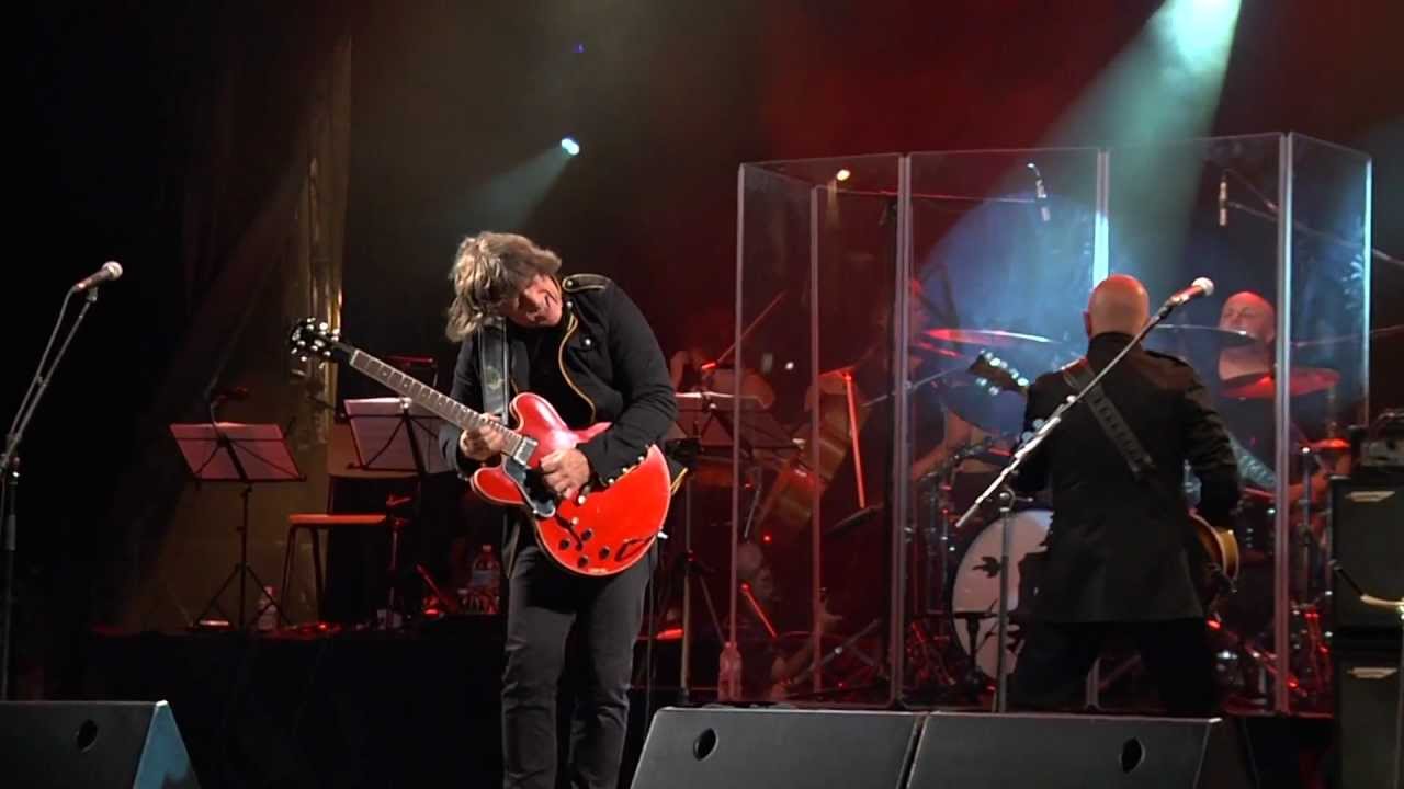 While my guitar gently weeps (live)