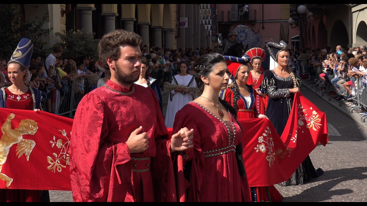 Palio di Asti 2016, corteo storico composto da circa 1200 figuranti in costumi medioevali.