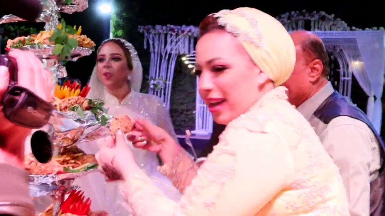 العروسه طلبت فراخ بروستد بدل التورته😂 وقالت لأحلام تعالي كلي معايا
