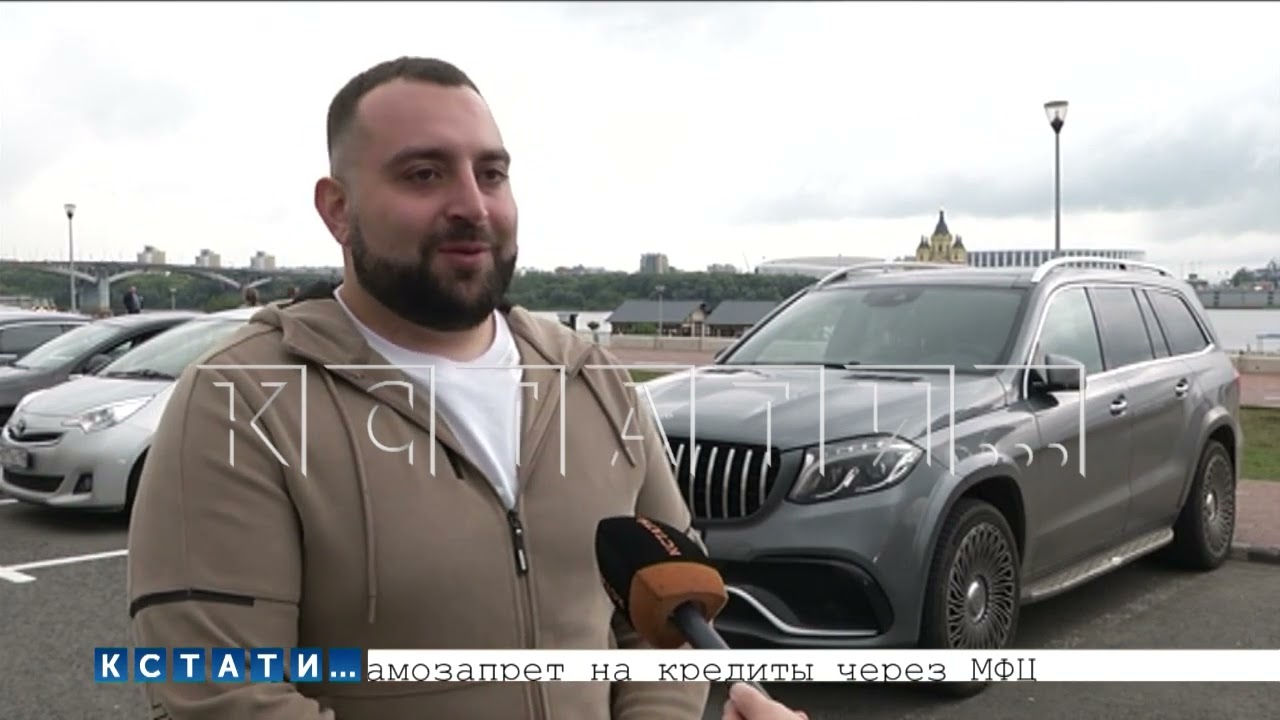 Водитель мерседеса, запарковавшийся на остановке и ругавшийся с пешеходами, написал на них заявление