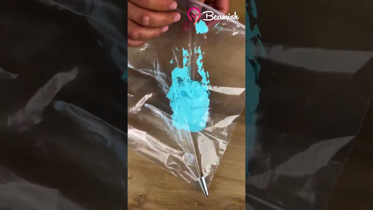 Turn a plastic bag into an icing piping bag! #easy #turn #plasticbag #pipingbag  #trick