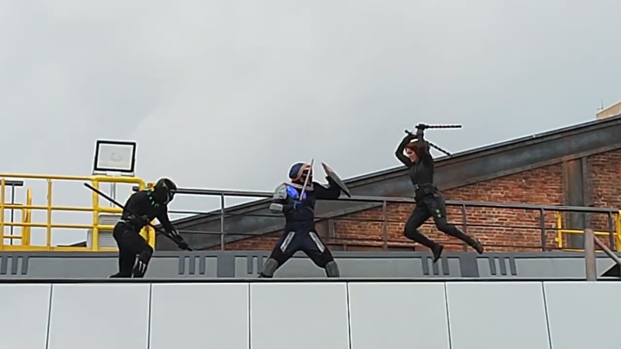 Black Widow,Black panther et Taskmaster se confrontent sur les toits du Avengers campus