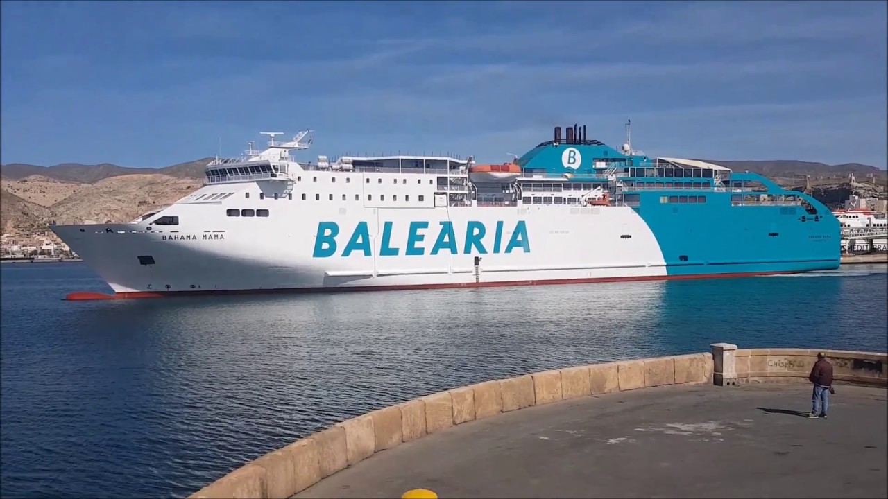 Bahama Mama saliendo del puerto de Almería