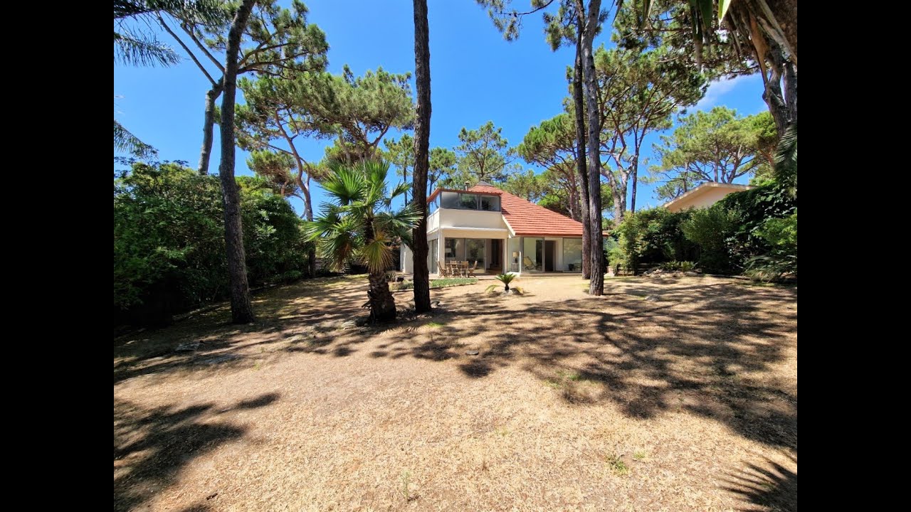 Cascais | Quinta da Marinha. Moradia T2 com 967m2 de jardim e vista de mar. Venda ou Arrendamento.