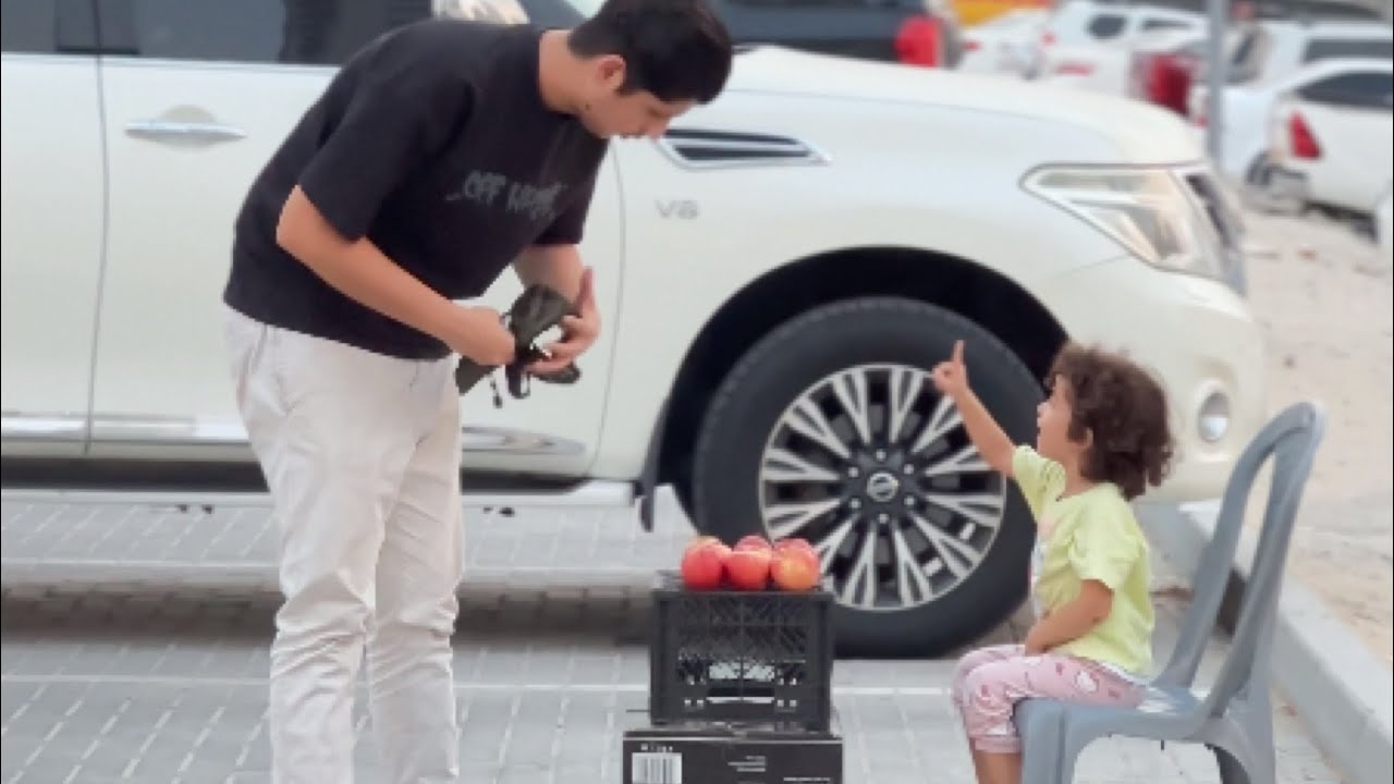 طفلة تبيع الخضار وتهتم باختها العمياء وهيه عمرها سنه ونصف🥺😭!سبحان الله