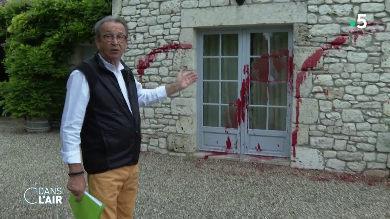 Un maire face à la violence de l'extrême-droite - Reportage #cdanslair 04.08.2023