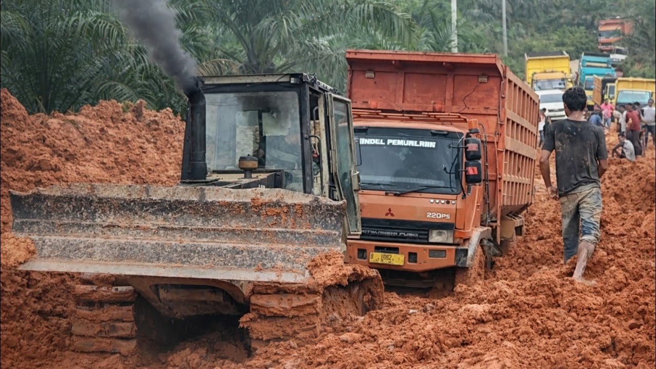 Detik-Detik Truk dan Bulldozer Terjebak Lumpur Parah, Aksi Evakuasinya Bikin Tegang!