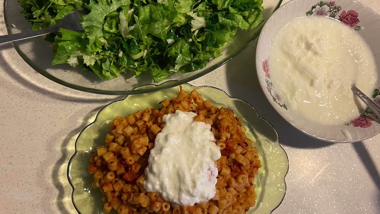 Soslu makarna sosuda suyuda içinde pişir (Ege’nin marul salatası kış salatası