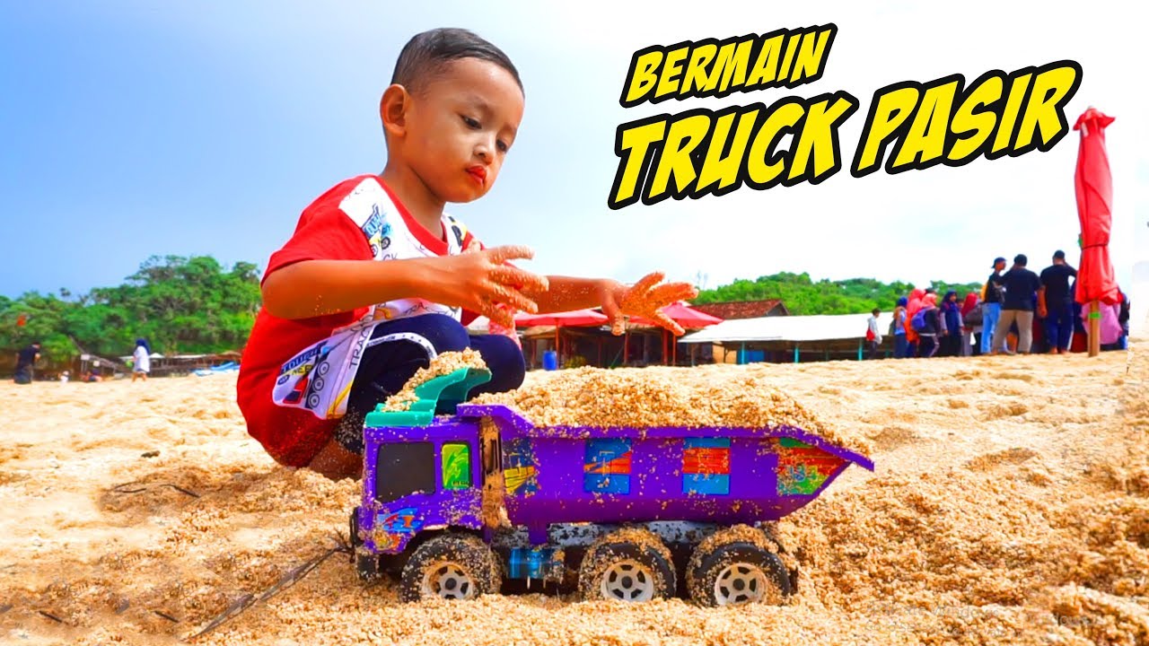 Main Gelembung Sabun Superhero Sambil Bermain Truck Pasir Di Pantai